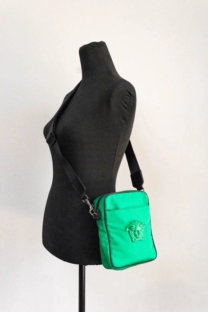 Sac à bandoulière Versace en nylon vert vif avec logo Medusa, petite taille, style messenger, idéal pour un look élégant et pratique.
