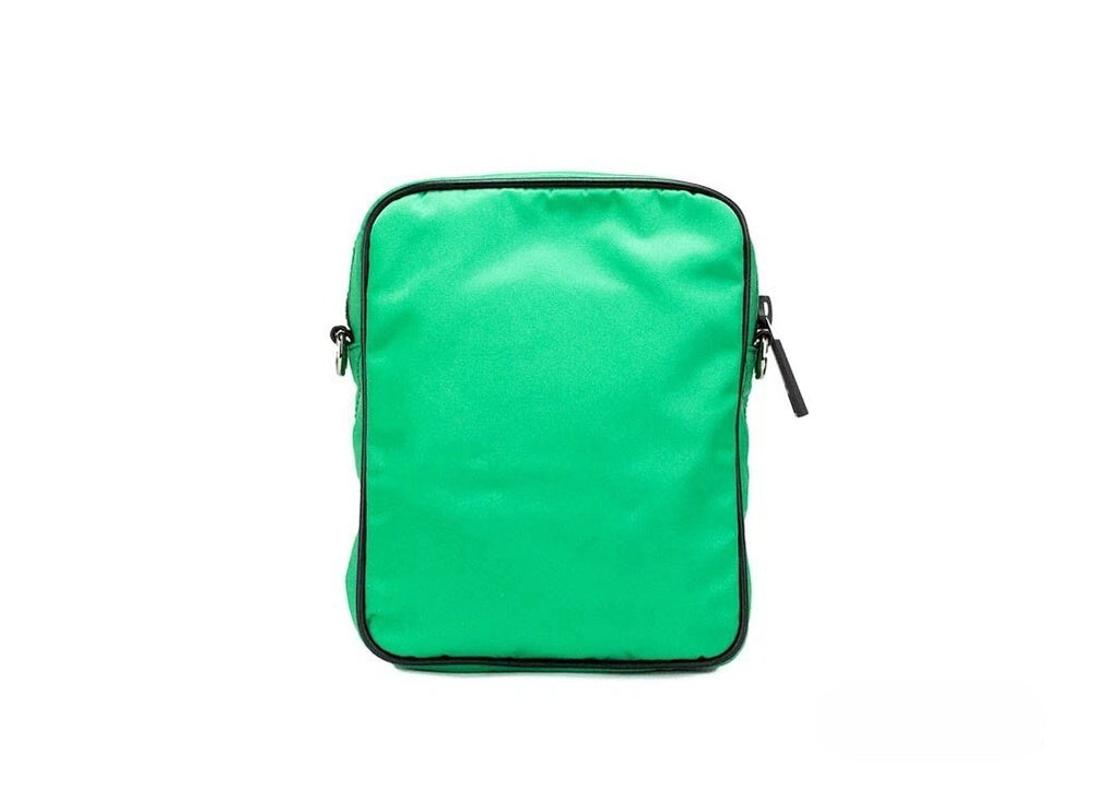 Sac à bandoulière médusa en nylon vert vif de Versace, petit sac messenger élégant avec logo emblématique.