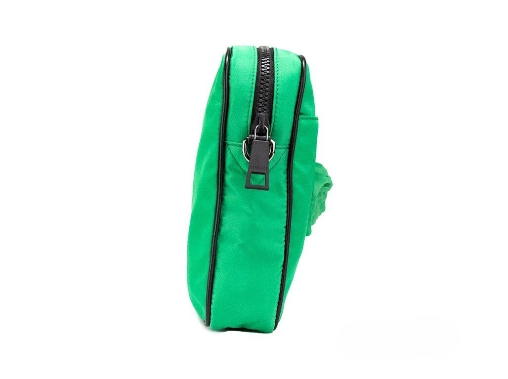 Sac à bandoulière Versace en nylon vert vif avec motif Medusa, petit sac messenger élégant et tendance.