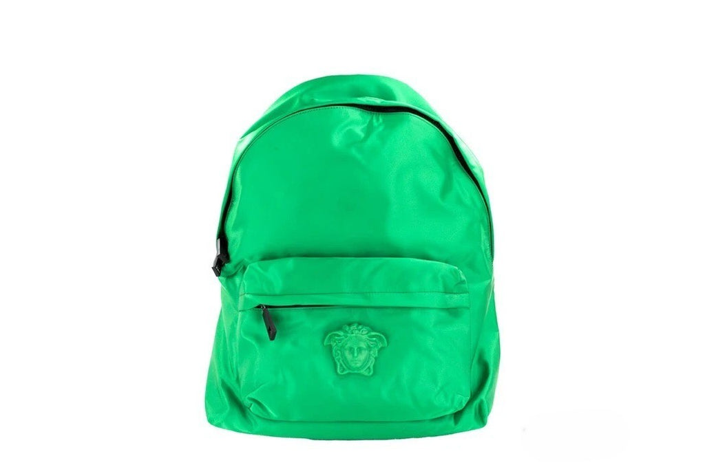 Sac à dos Medusa en nylon vert vif de grande taille de la marque Versace, avec logo emblématique sur le devant.
