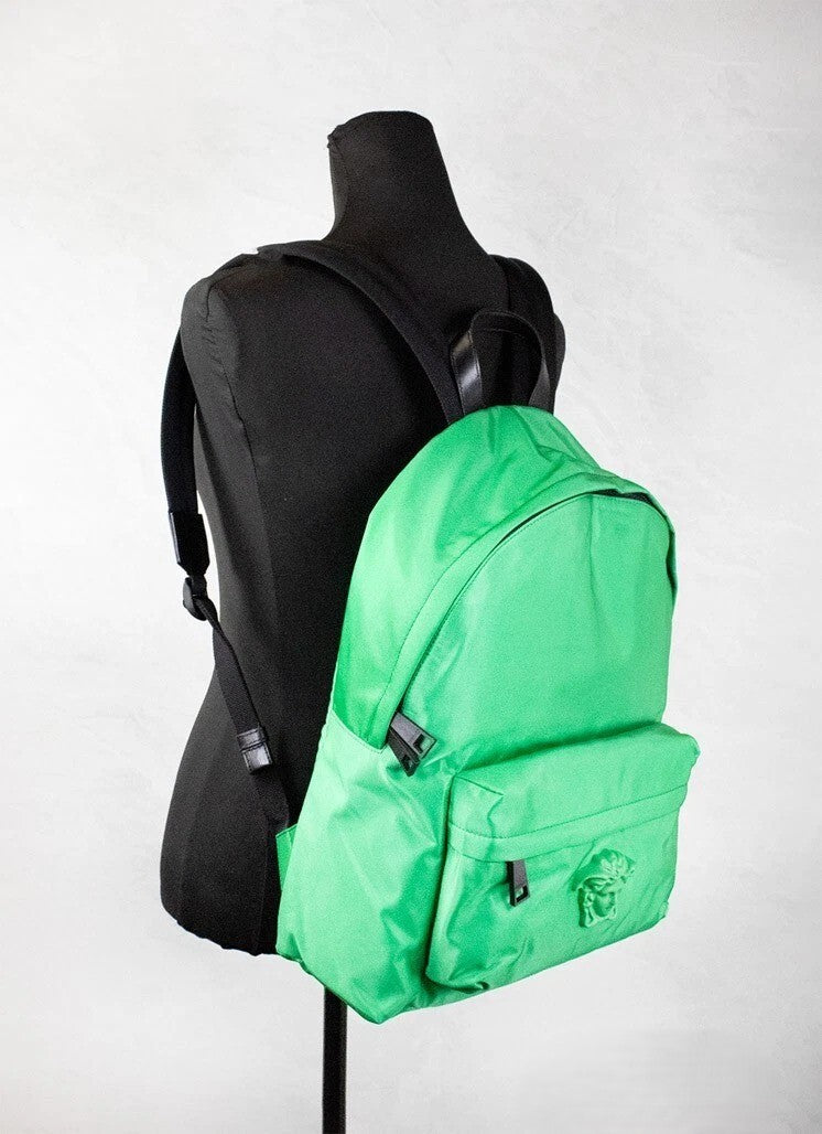 Sac à dos Medusa en nylon vert vif de grande taille de la marque Versace, avec logo Medusa sur le devant.
