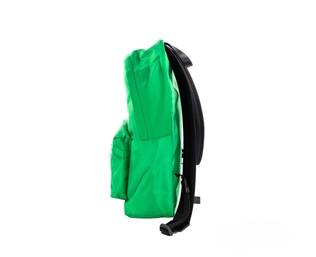 Sac à dos en nylon vert vif Versace avec logo Medusa, grande capacité, idéal pour transporter livres et accessoires.