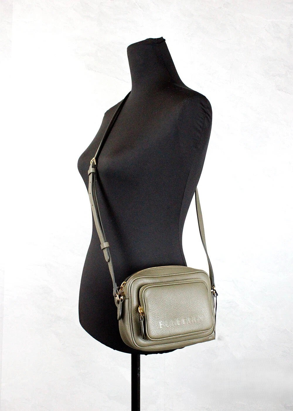 Sac à bandoulière Burberry Small en cuir grainé vert foncé avec logo de marque, pour appareil photo ou accessoires.