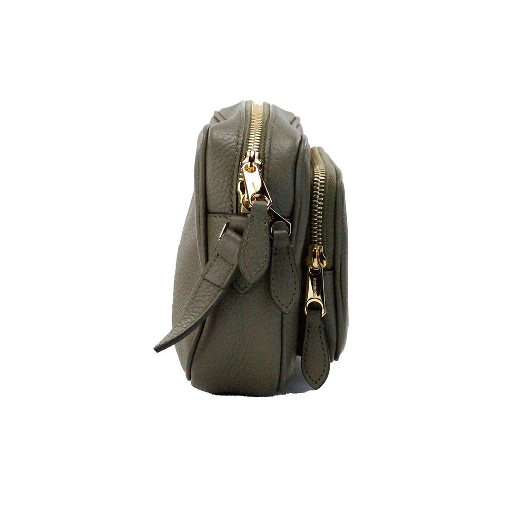 Sac à bandoulière Burberry en cuir grainé vert foncé, petit modèle avec logo de marque visible, pour appareil photo ou accessoires.