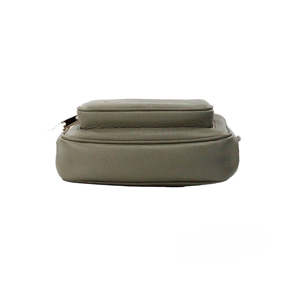 Sac à bandoulière Burberry Small en cuir grainé vert foncé, sac photo de marque avec logo discret.
