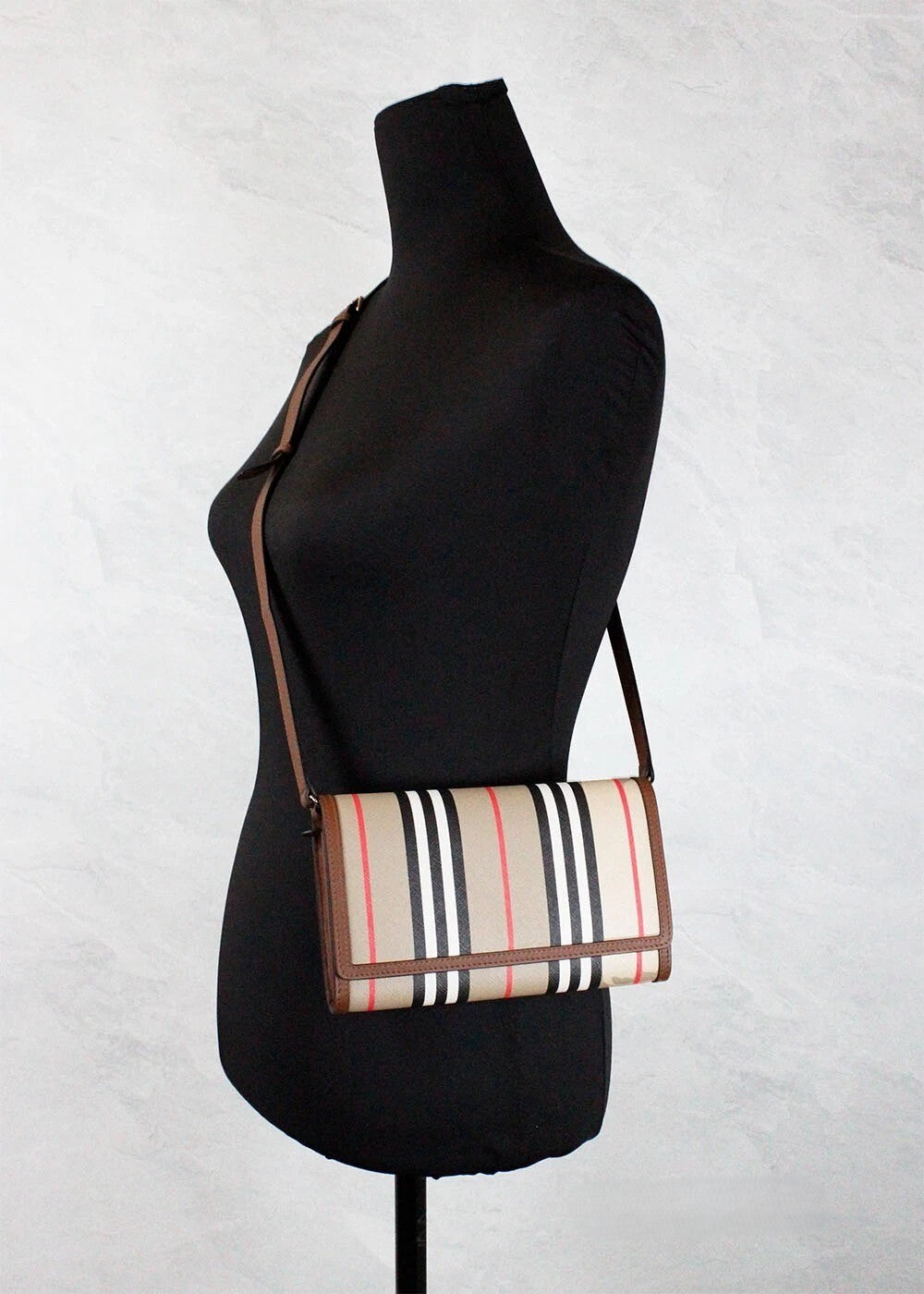 Sac à bandoulière Burberry Hannah Icon Stripe en toile E-Canvas et cuir couleur beige avec motif à rayures.