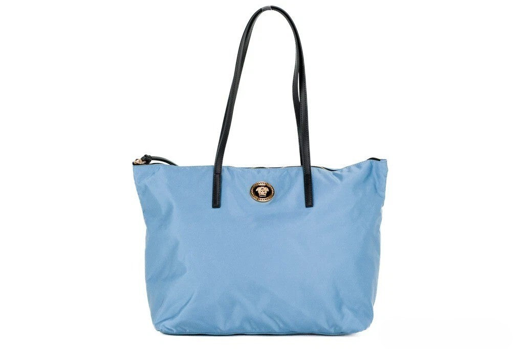 Sac à main tote Versace Portuna Medusa en nylon bleu foncé et cuir, avec logo emblématique et design élégant.