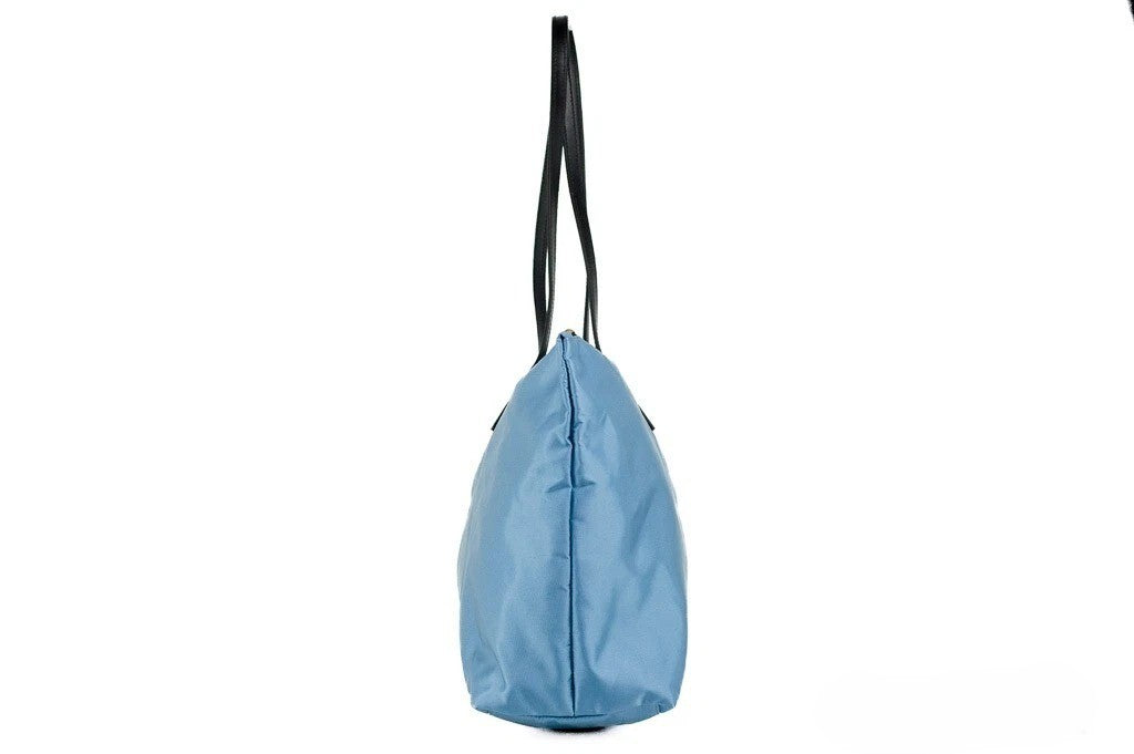 Sac tote Versace Portuna Medusa en nylon bleu corbeau, avec détails en cuir et logo emblématique, élégant et pratique.