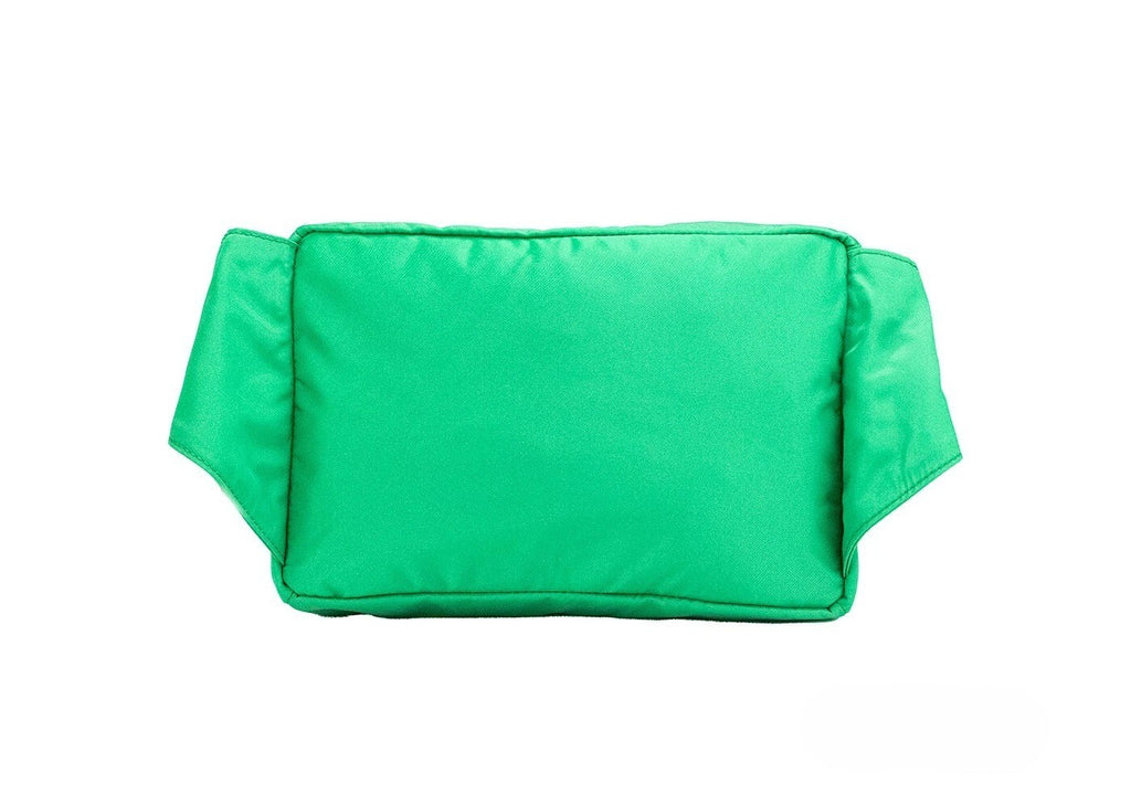 Sac banane Versace en nylon vert brillant avec logo Medusa, petite taille, style mat, poche à la taille, sac à main tendance.