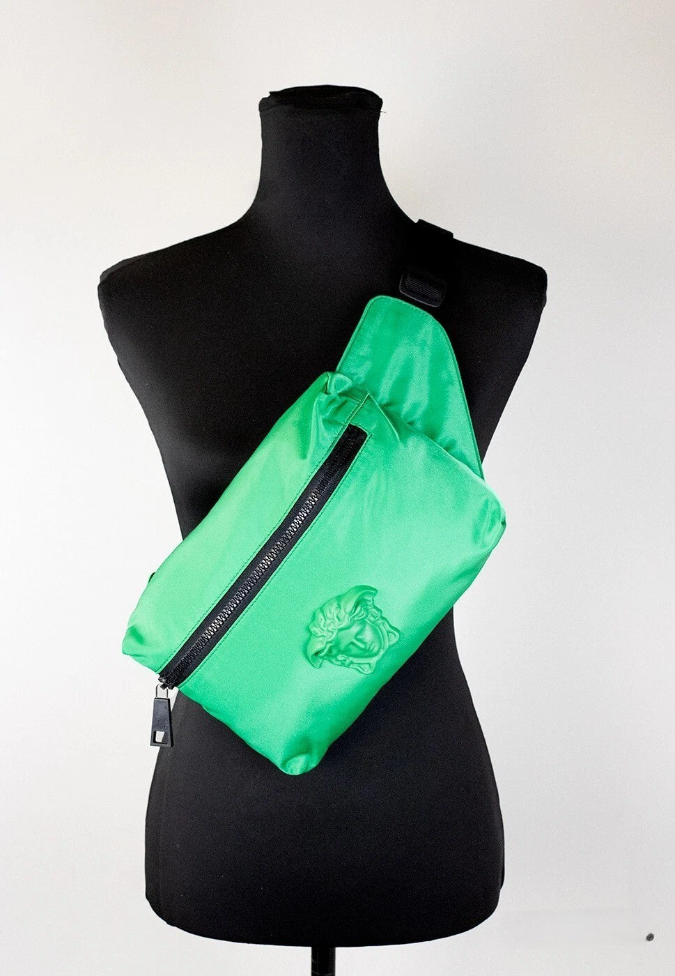 Sac banane Versace en nylon vert brillant mat avec logo Medusa, petite taille, pour la taille ou la ceinture.