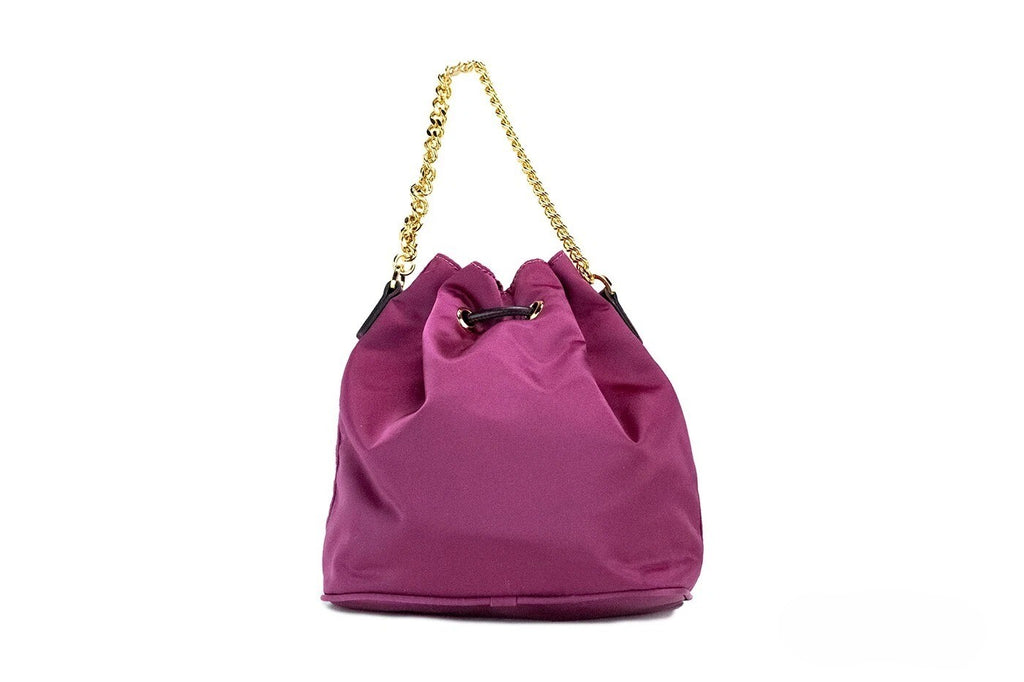 Sac à main en nylon Versace Dahlia avec pendentif Medusa, chaîne en seau et bandoulière, design élégant et moderne.