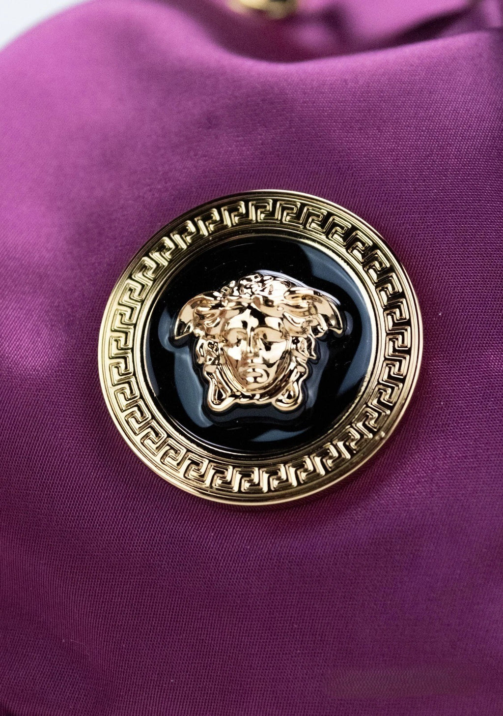 Sac à bandoulière Versace Dahlia en nylon avec pendentif Medusa, chaîne en métal et design compact pour femmes.