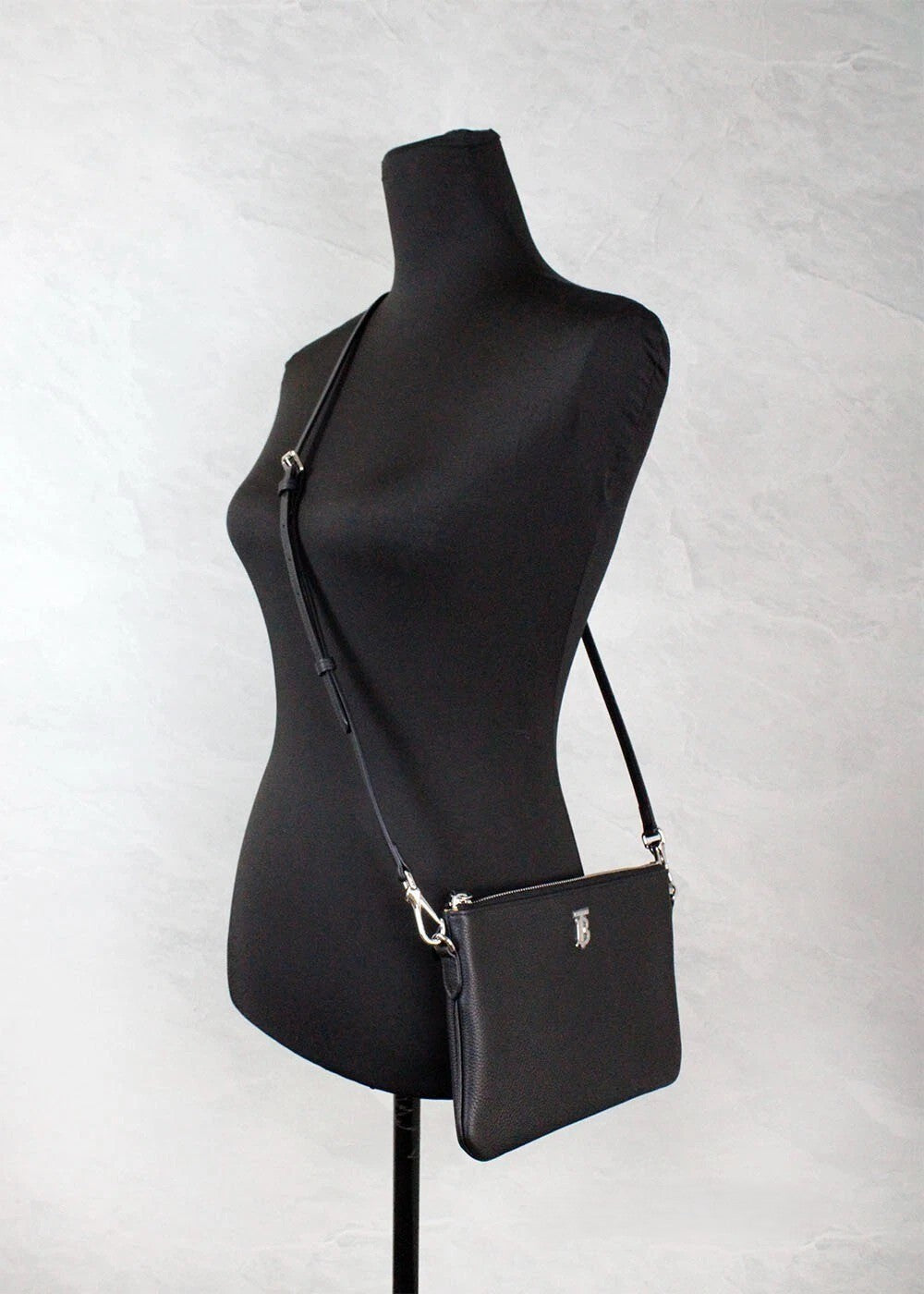 Pochette en cuir noir Burberry Peyton Monogram, sac bandoulière élégant avec logo emblématique et finition raffinée.