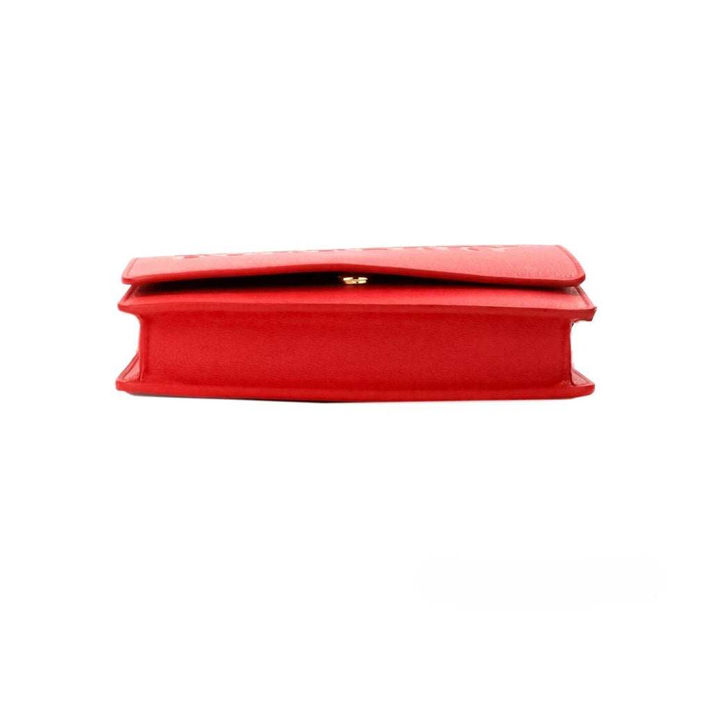 Sac bandoulière Burberry Hampshire en cuir rouge embossé avec logo et finition lisse, petit modèle élégant.