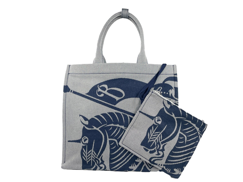 Sac cabas en toile navy Burberry avec pochette à monnaie, design élégant et logo emblématique visible sur le produit.