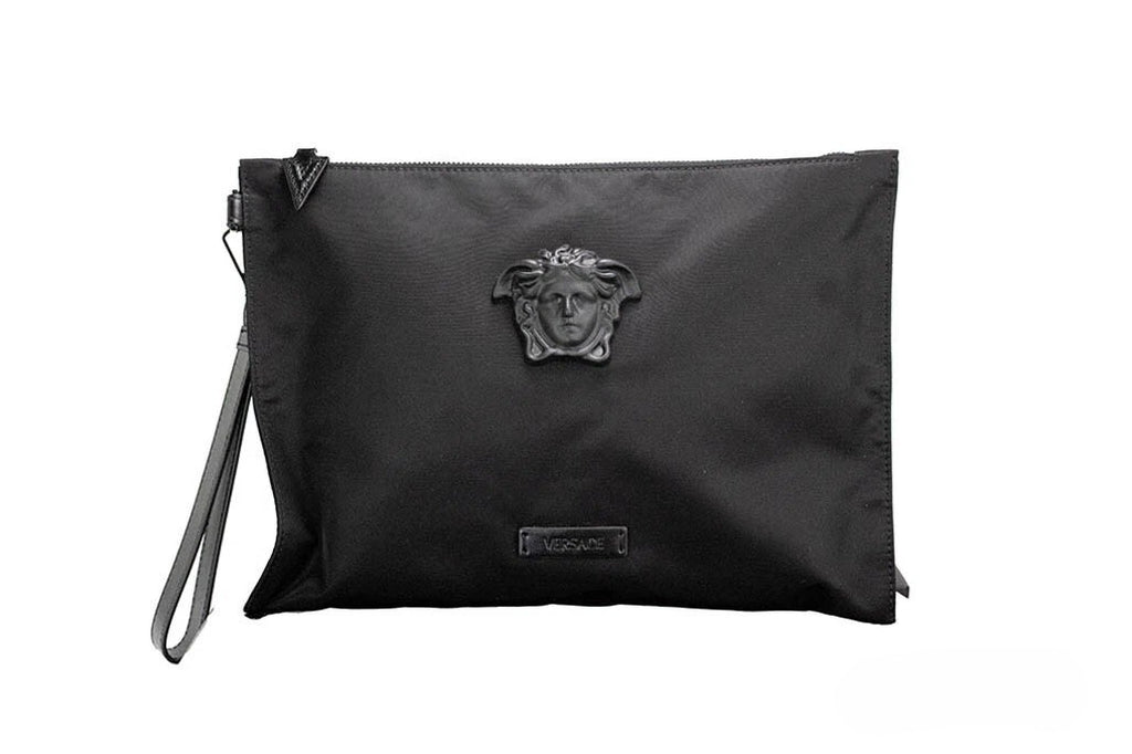 Sac clutch noir en nylon Versace avec logo Méduse, poche convertible et bandeau pour poignet, élégant et pratique.