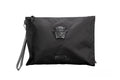 Sac clutch noir en nylon Versace avec logo Méduse, poche convertible et bandeau pour poignet, élégant et pratique.
