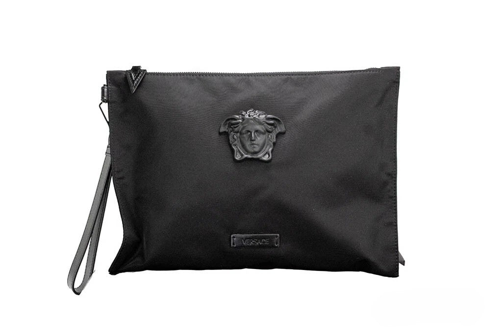 Sac clutch noir en nylon Versace avec logo Méduse, poche convertible et bandeau pour poignet, élégant et pratique.