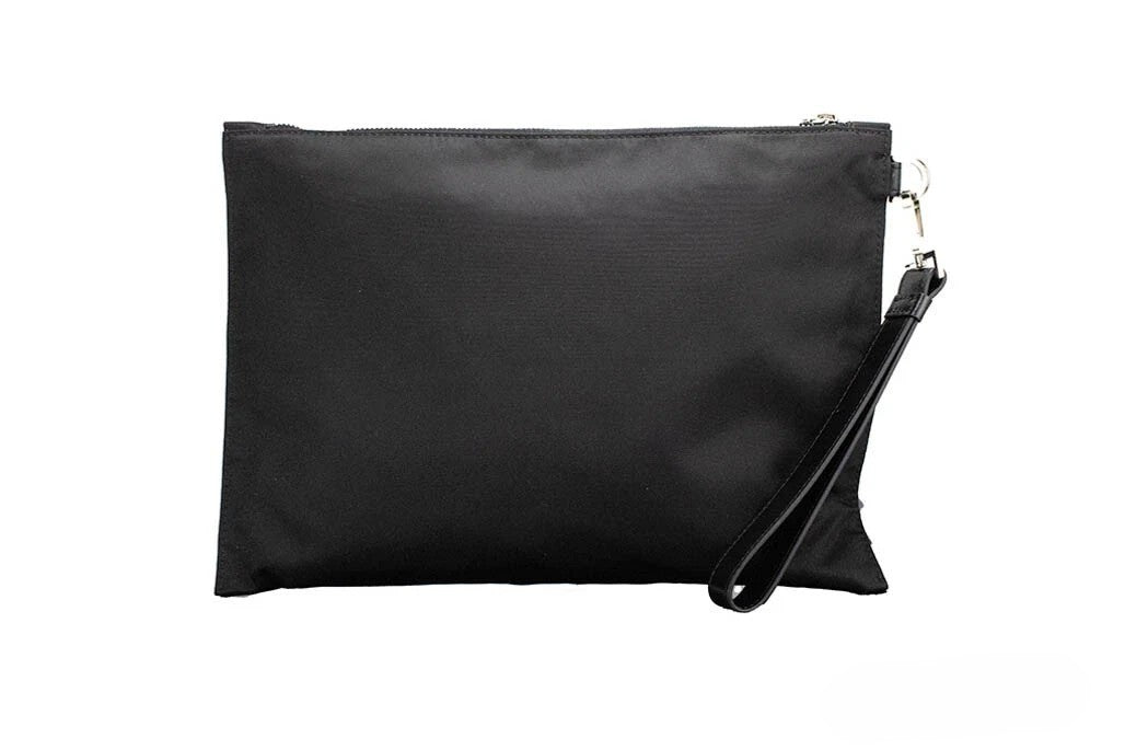 Pochette convertible en nylon noir de Versace avec logo Medusa, design élégant, poignée pour poignet, sac à main sophistiqué