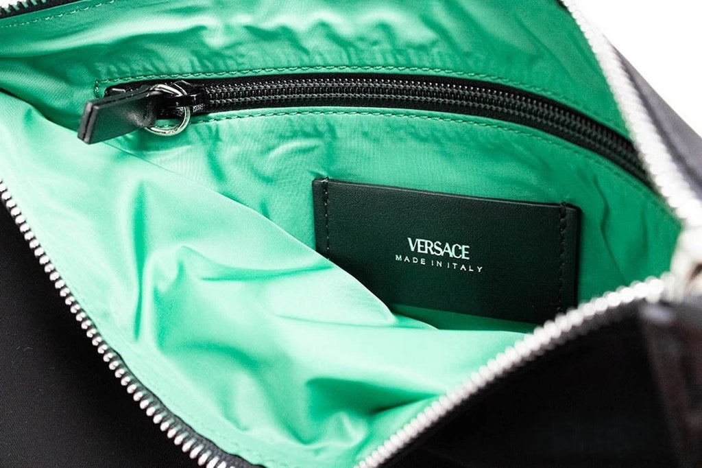 Sac pochette en nylon noir Versace avec médusa, convertible en sac à main ou porte-poignet, style élégant et pratique.