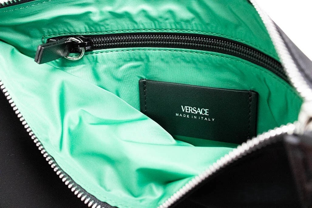 Sac pochette en nylon noir Versace avec médusa, convertible en sac à main ou porte-poignet, style élégant et pratique.
