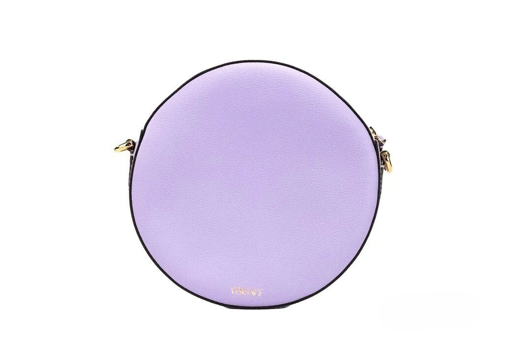Sac à main rond Versace Disco Lilas en cuir grainé avec bandoulière, style pochette pour appareil photo ou accessoires.