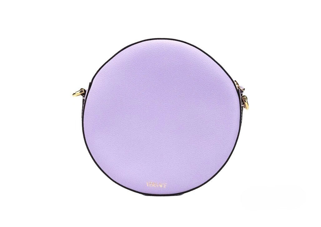 Sac à main rond Versace Disco Lilas en cuir grainé avec bandoulière, style pochette pour appareil photo ou accessoires.