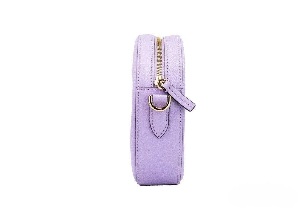 Sac à main rond Versace Disco Lilas en cuir pebble avec bandoulière pour appareil photo ou sac à main.