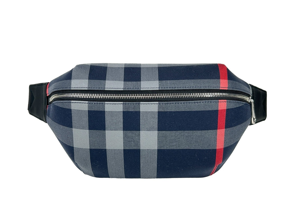 Sac banane moyen Burberry Check Sonny avec motif à carreaux, en cuir et tissu, porté en bandoulière.