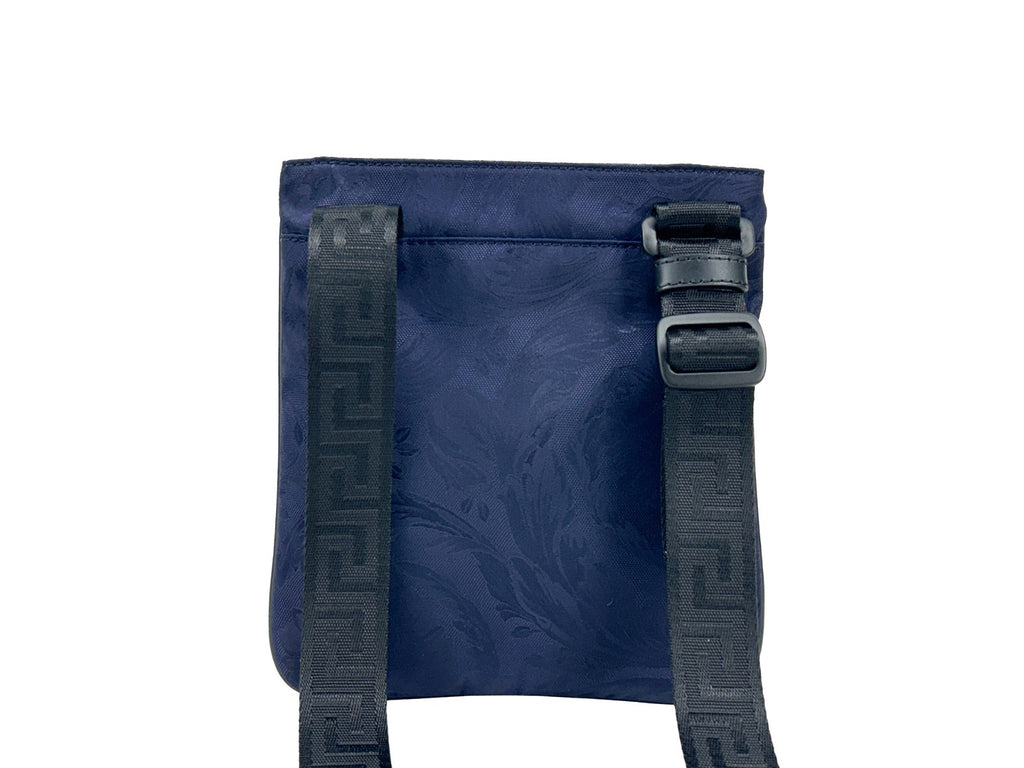 Sac à bandoulière plat Versace Medusa avec logo emblématique et motif élégant, en cuir noir.