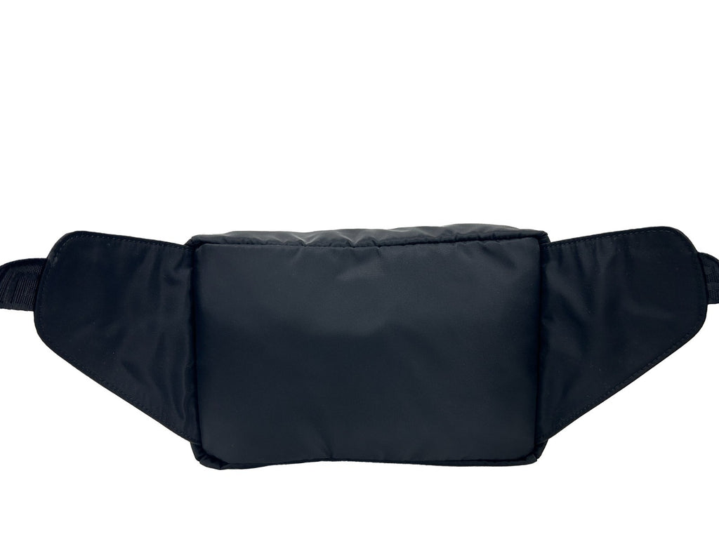 Sac banane noir Versace Medusa en nylon avec logo emblématique, ceinture pratique et élégante pour le quotidien.