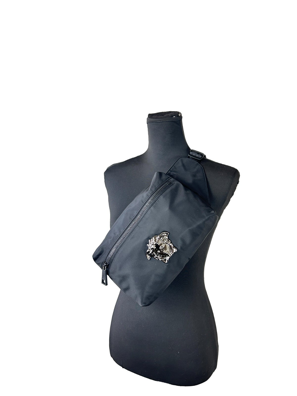 Sac banane noir Versace Medusa en nylon avec logo emblématique et boucle en métal, porté à la taille.