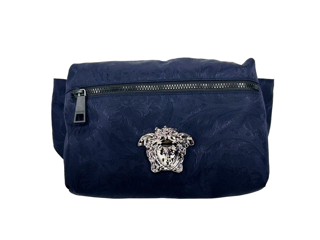 Sac banane Versace Medusa en nylon navy avec boucle or et logo, porté à la taille, mode chic et pratique.