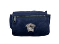 Sac banane Versace Medusa en nylon navy avec boucle or et logo, porté à la taille, mode chic et pratique.