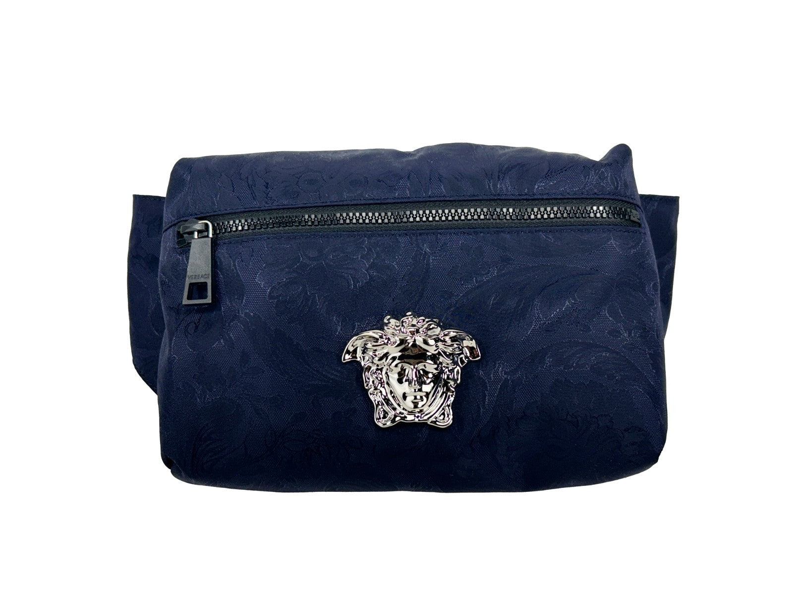 Sac banane Versace Medusa en nylon navy avec boucle or et logo, porté à la taille, mode chic et pratique.