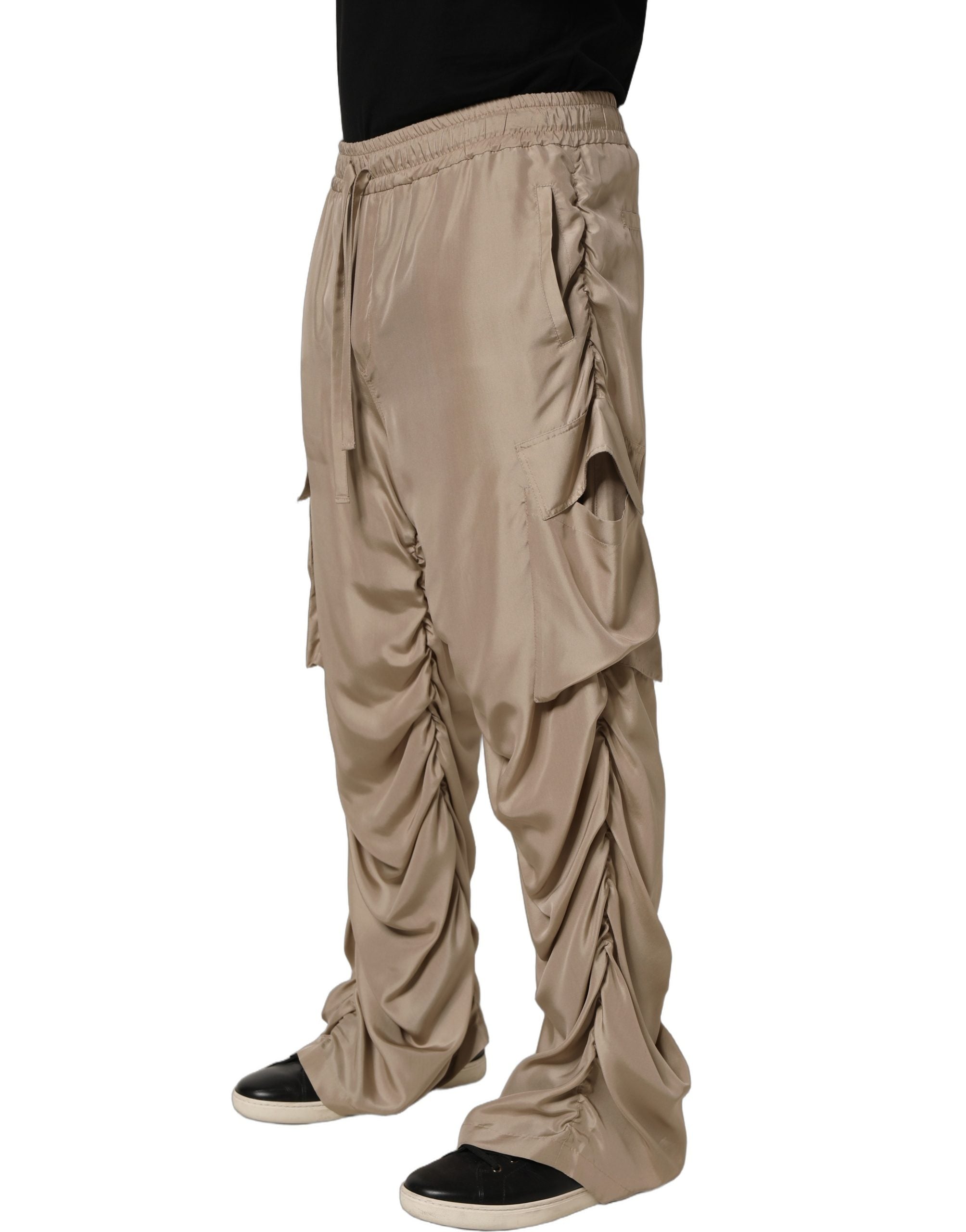 Pantalon jogger homme Dolce & Gabbana en tissu marron avec détails plissés et style parachute cargo.