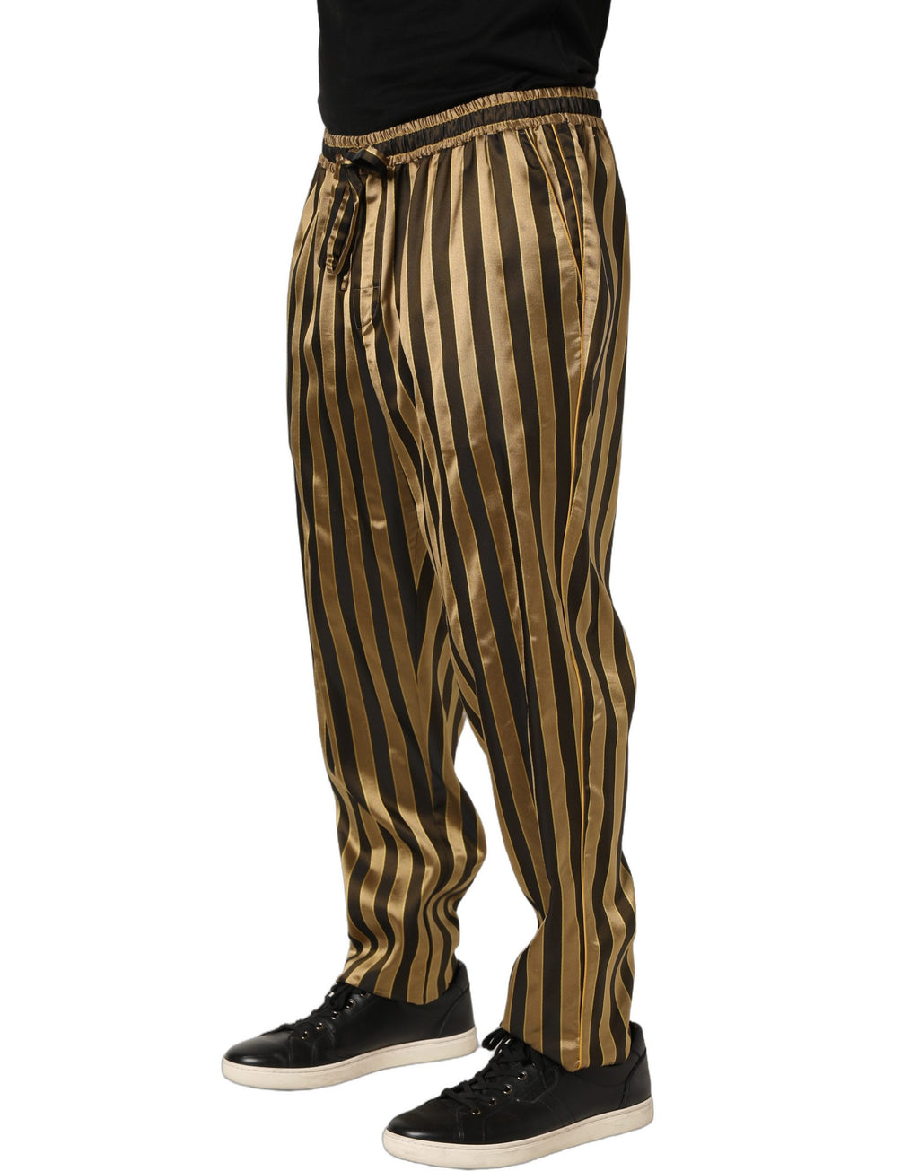 Pantalons en satin noir et or à rayures, coupe tapered, de la marque Dolce & Gabbana, avec une finition élégante et sophistiquée.