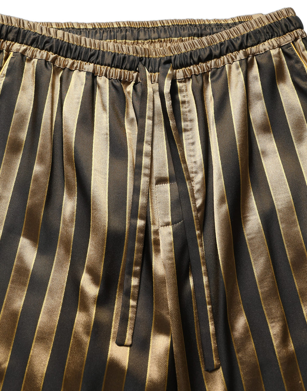 Pantalon homme Dolce & Gabbana en satin noir à rayures dorées, coupe tapered, style élégant et moderne.