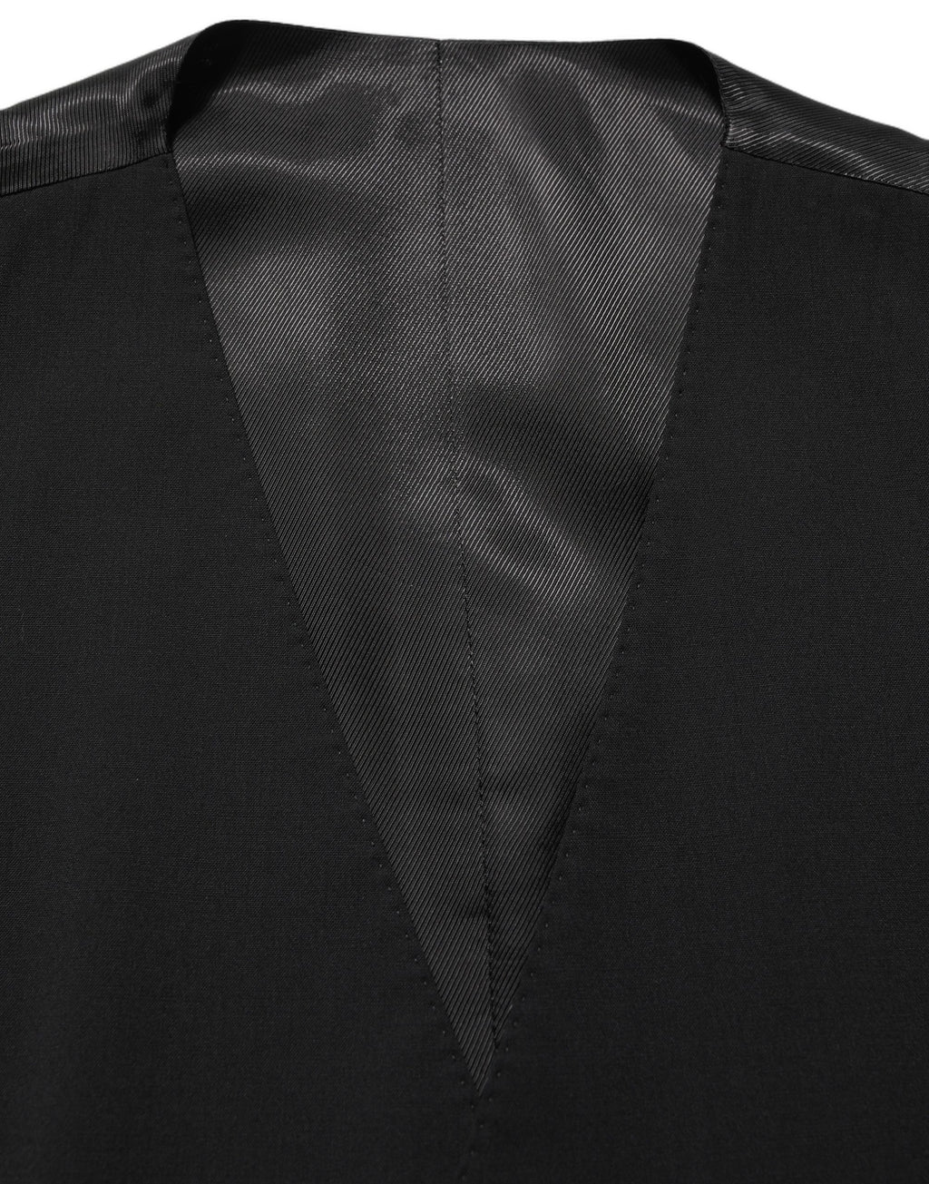 Gilet en laine noir Dolce & Gabbana à un seul boutonnage, style chic et élégant, porté sur un mannequin.