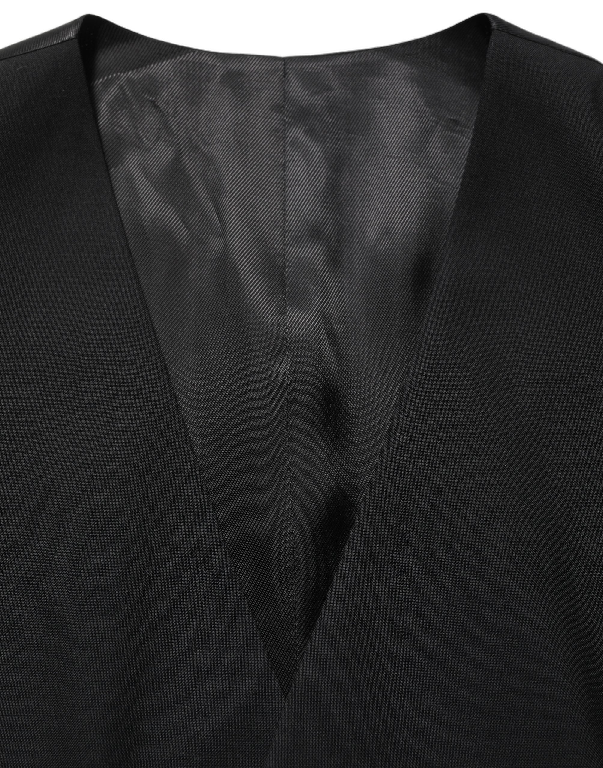 Gilet en laine noir Dolce & Gabbana à col montant et fermeture à boutons simples, porté de face sur fond blanc.
