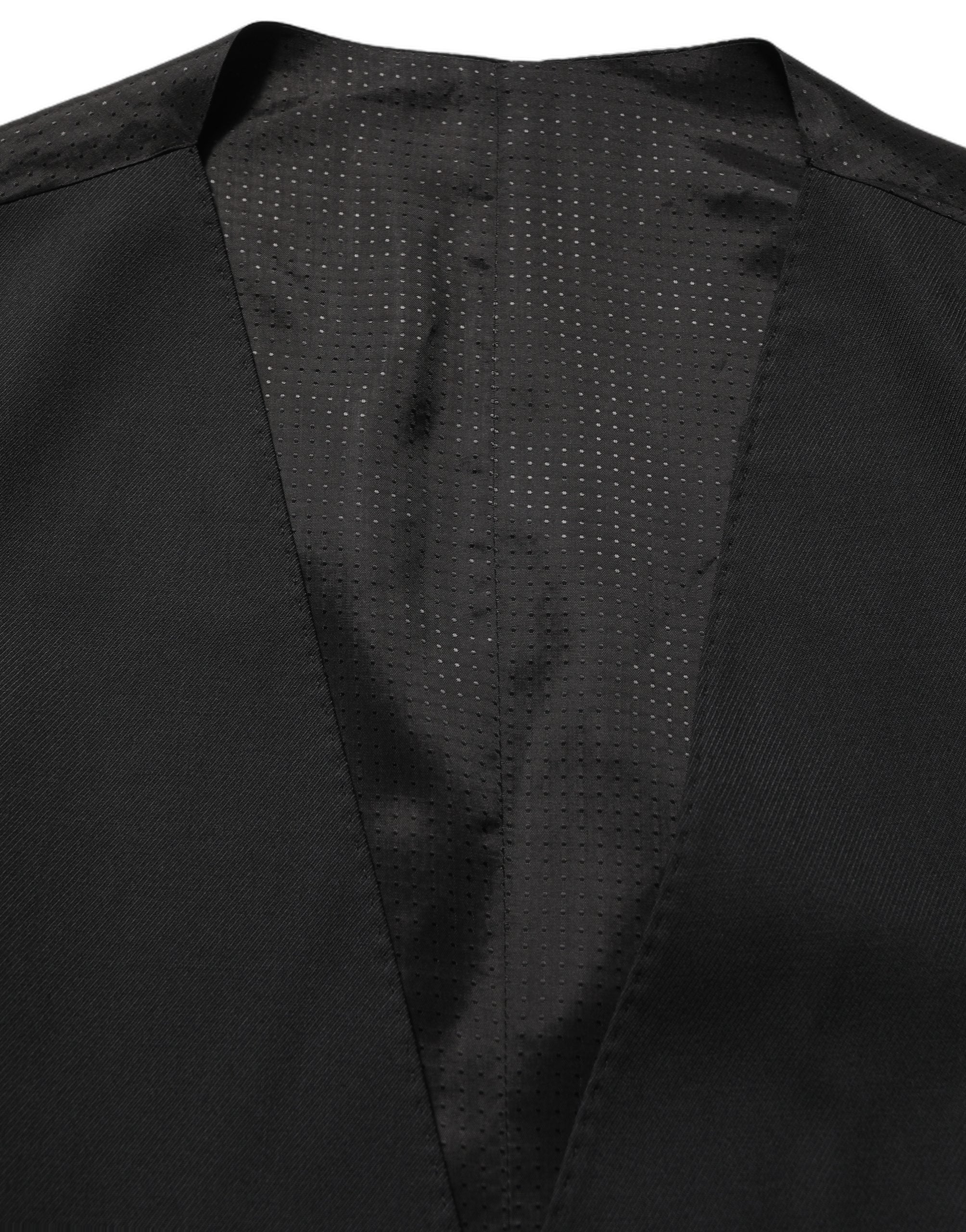 Gilet homme noir à un bouton de marque Dolce & Gabbana, coupe cintrée, en tissu élégant, porté sur une chemise blanche.