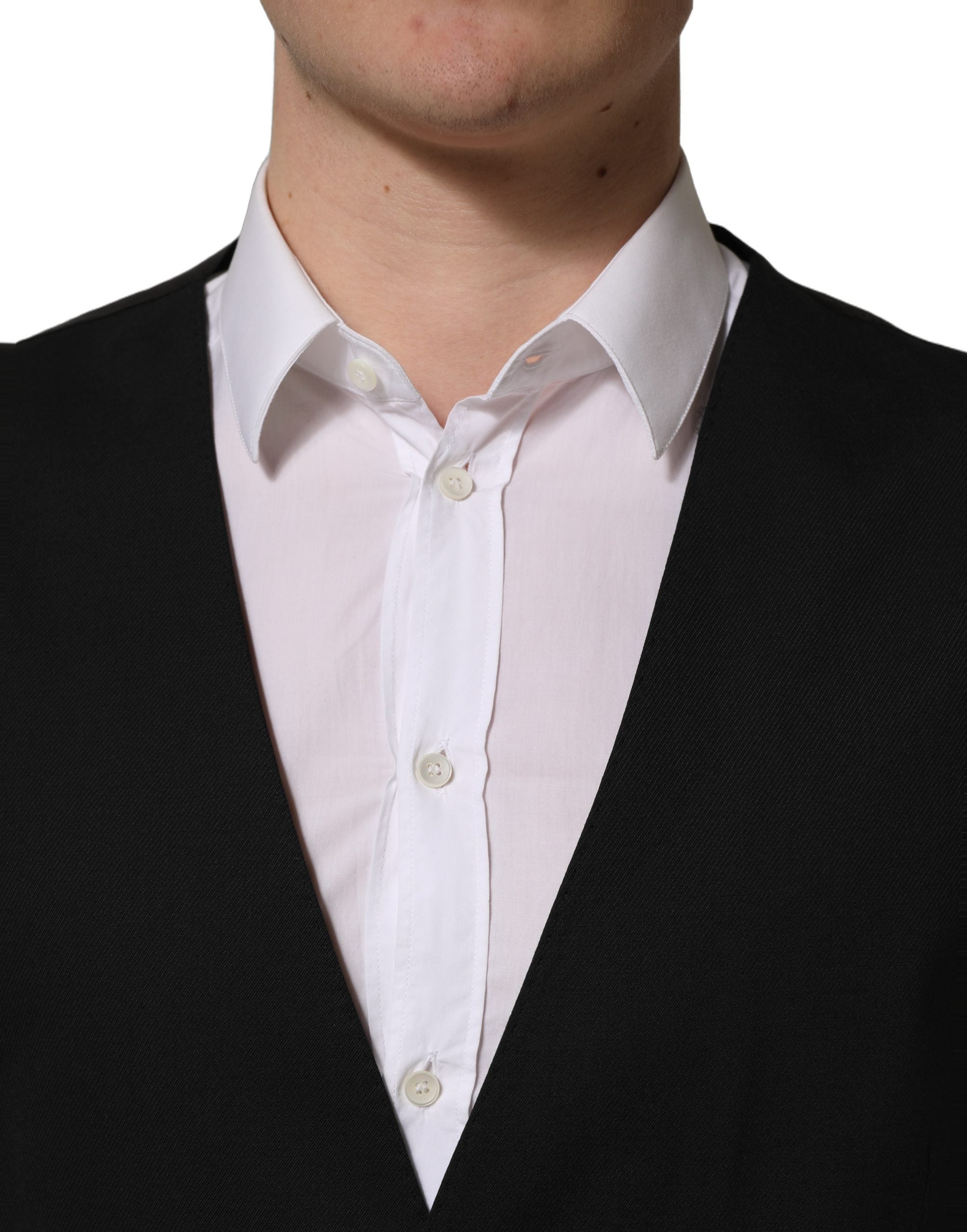 Gilet pour homme Dolce & Gabbana noir à boutons simple, élégant et ajusté, porté sur un costume formel.