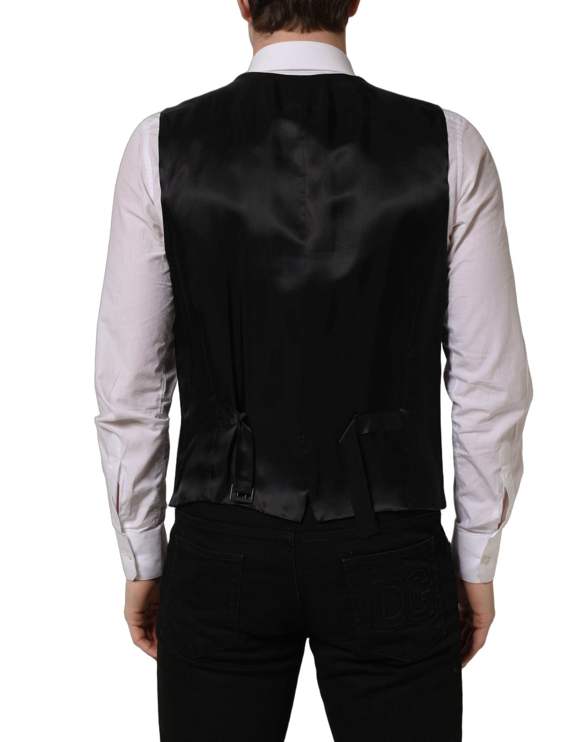 Gilet en laine noire Dolce & Gabbana à une seule rangée de boutons, coupe élégante et classique, porté sur un mannequin.