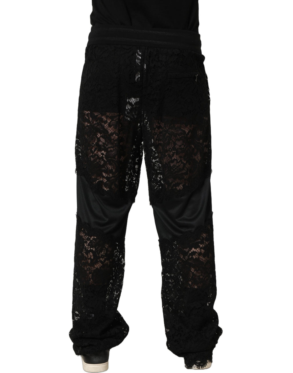 Pantalon jogger homme Dolce & Gabbana en dentelle noire, taille mi-haute, style élégant et décontracté.