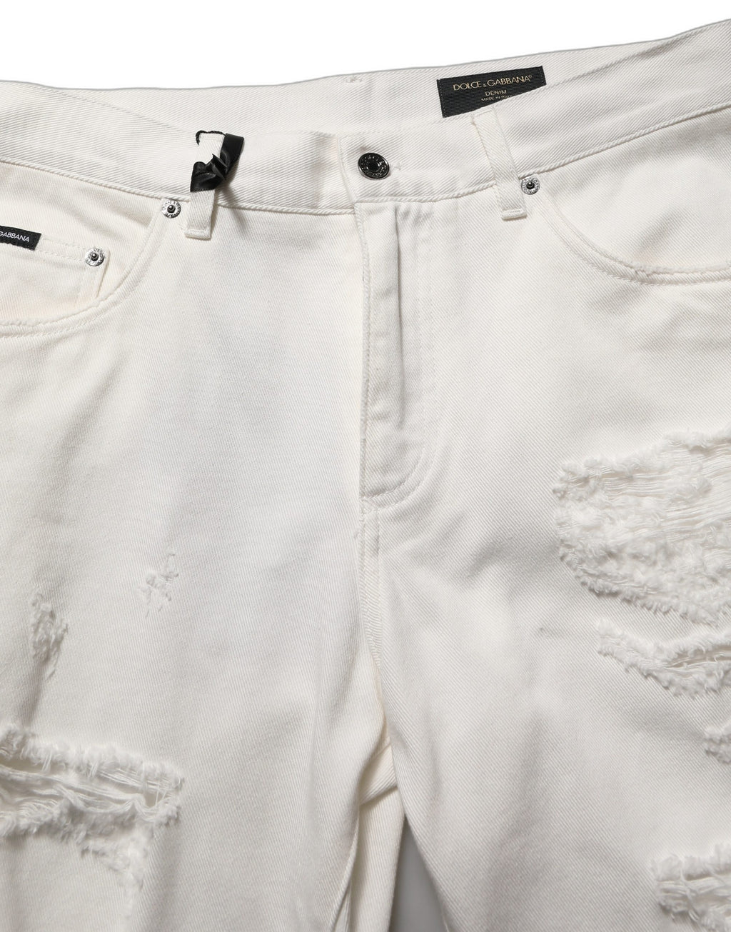 Jeans droits en denim blanc Dolce & Gabbana en coton avec déchirures, style décontracté et tendance.