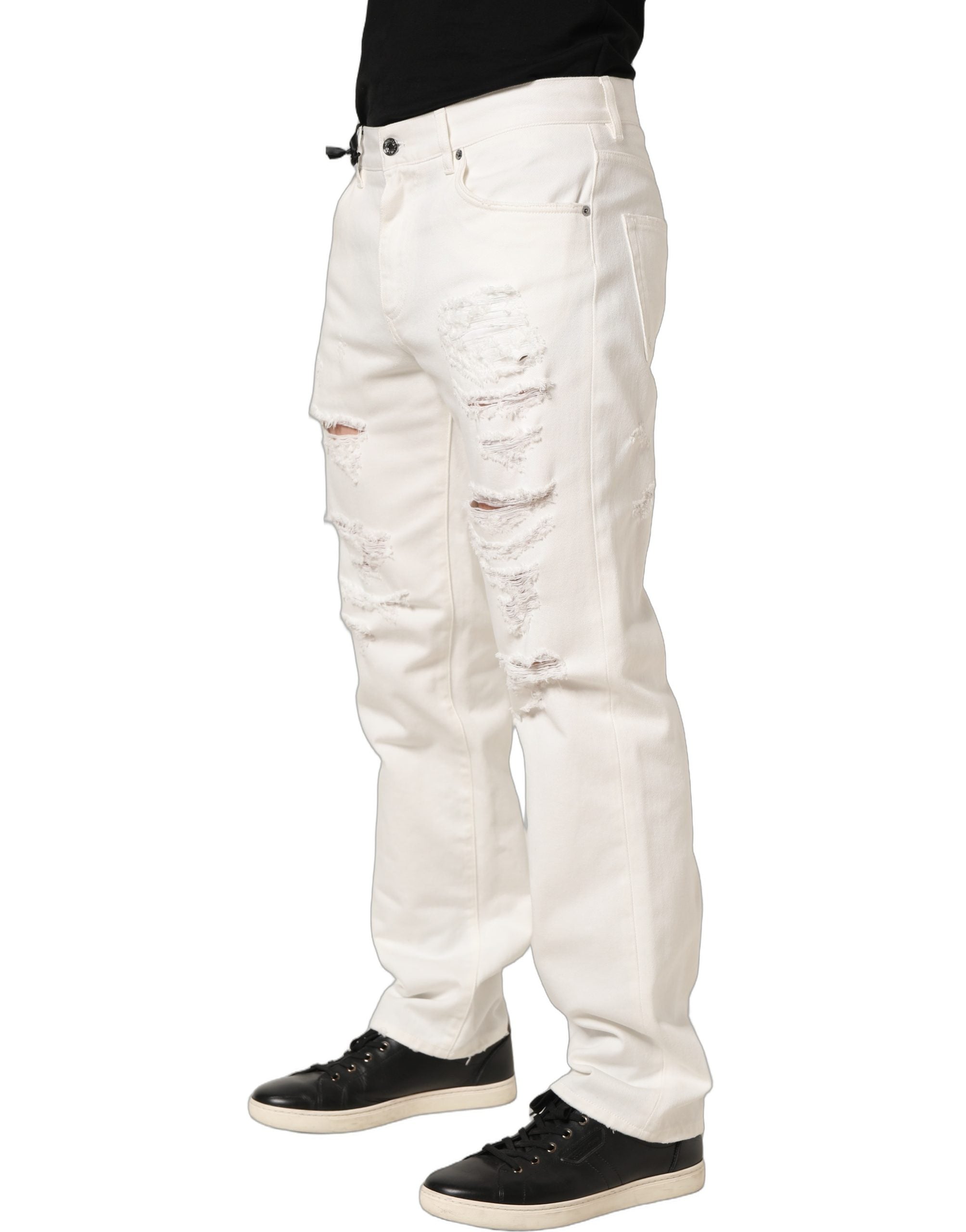 Jeans en denim blanc Dolce & Gabbana, coupe droite, effet déchiré, en coton, visibles sur l'image.