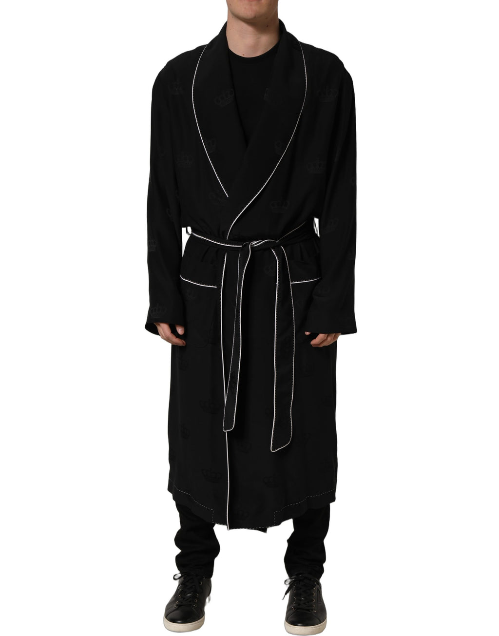 Robe homme Dolce & Gabbana en soie noire, veste ou manteau ample avec ceinture, élégante et luxueuse, vue de face.