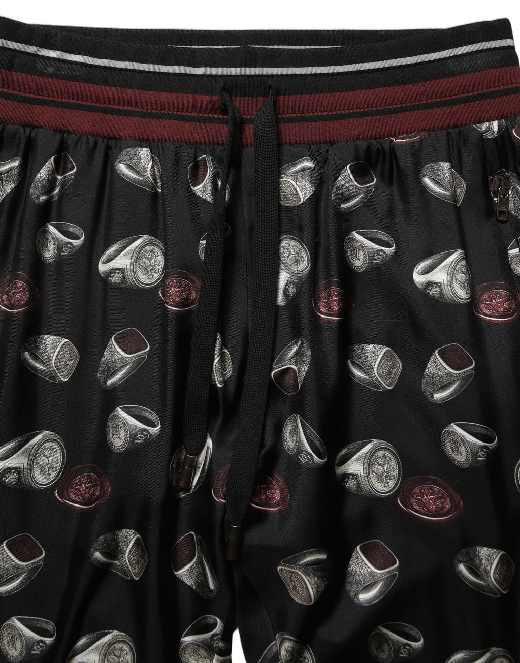 Pantalons Dolce & Gabbana en soie noire avec motif de bagues, style jogging confortable, vue de devant.