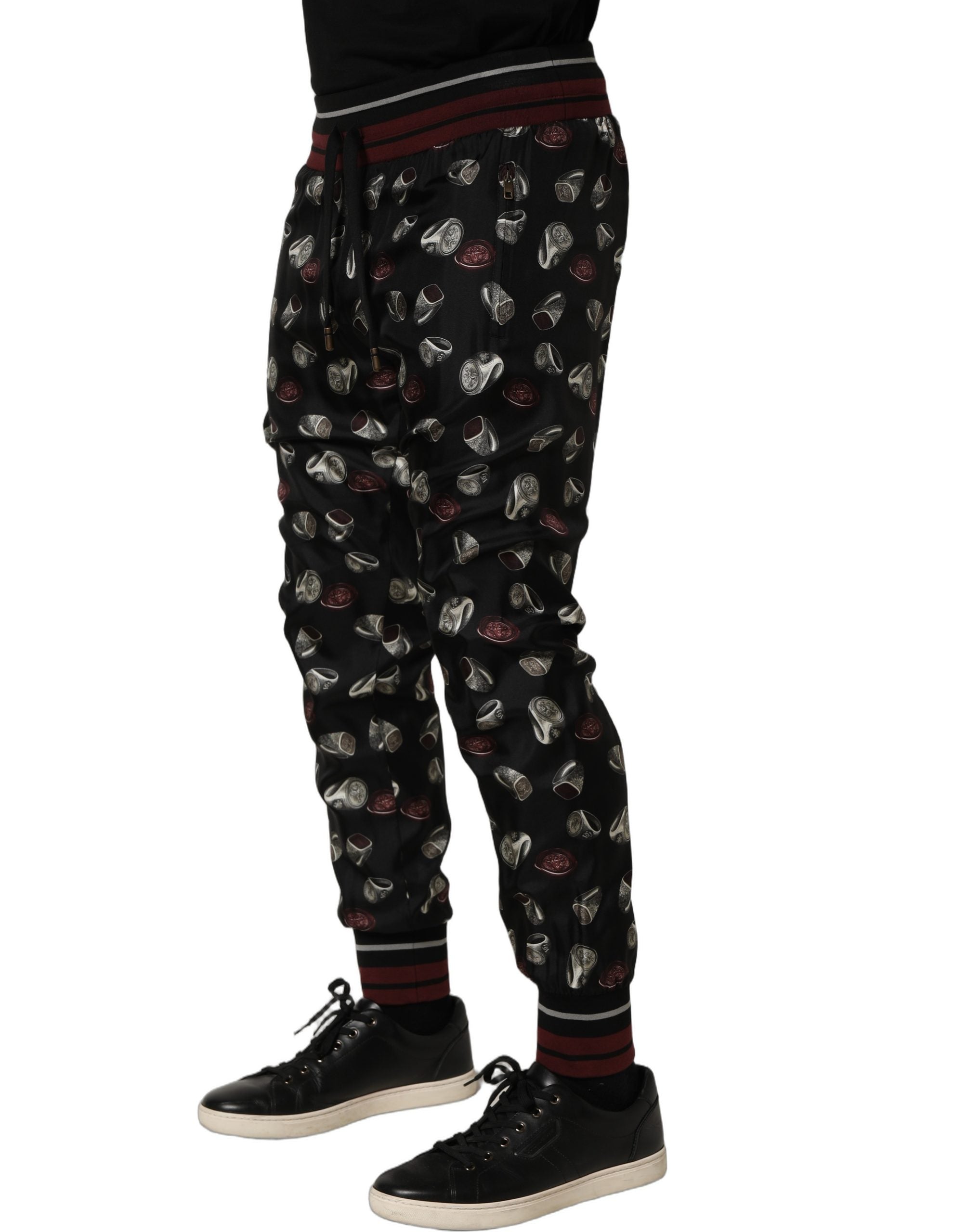 Pantalons Dolce & Gabbana en soie noire avec imprimé anneaux, joggings élégants et confortables.