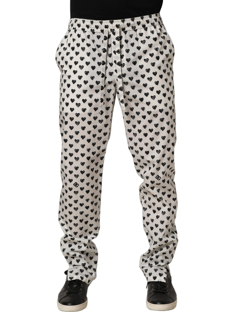 Pantalon homme Dolce & Gabbana blanc avec motif graphique de cœur, style élégant et tendance.